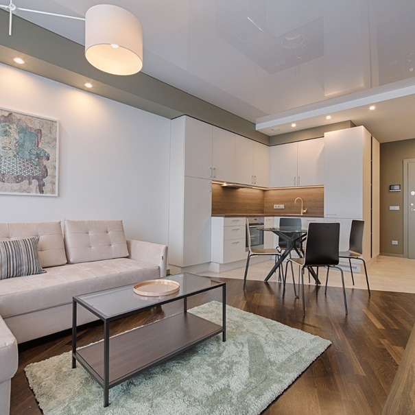 Diseño de cocina blanca minimalista con encimera de cuarzo y muebles a medida.