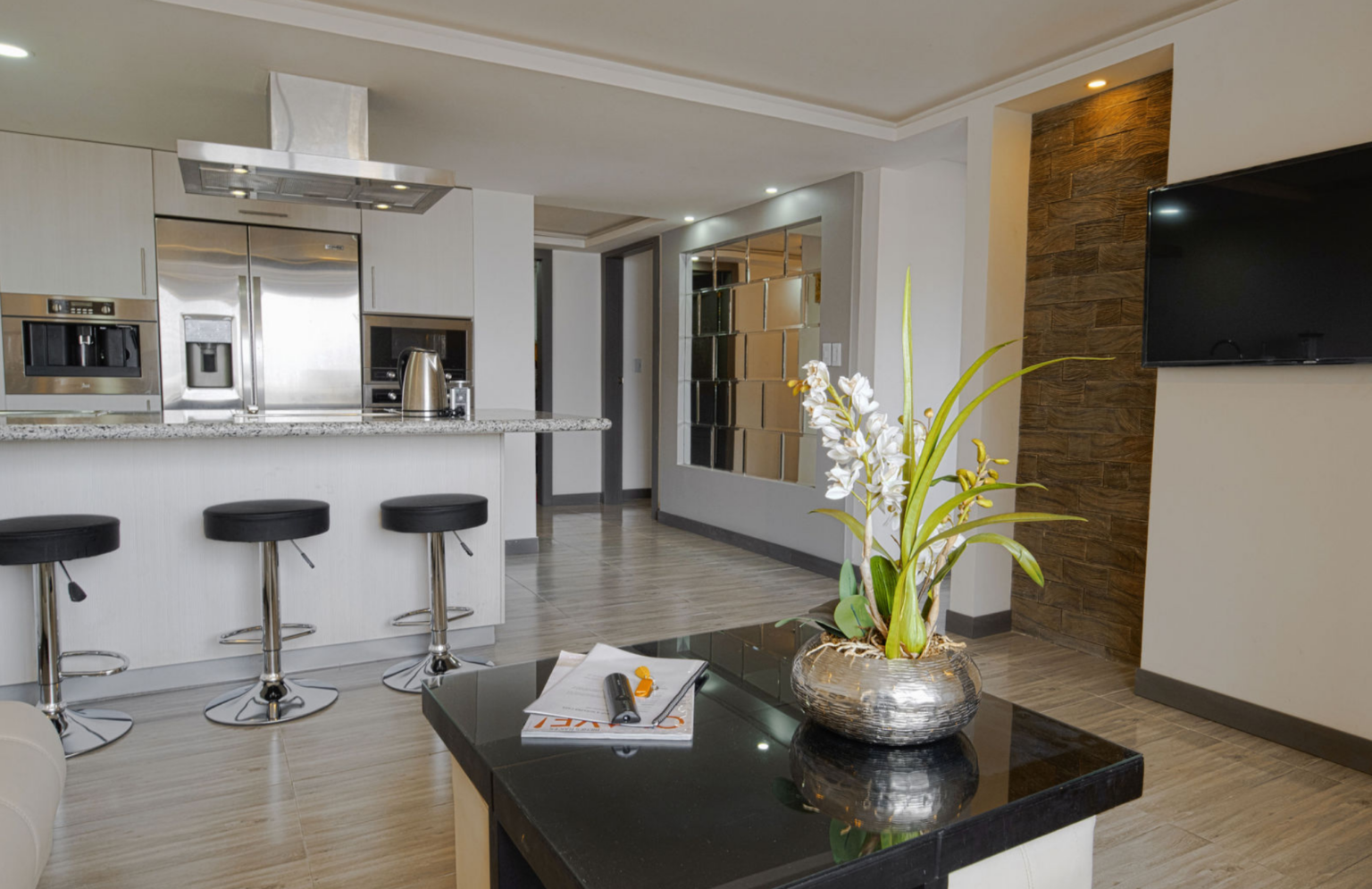 Renovación completa de vivienda particular con suelos nuevos y pintura profesional.